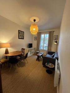 トゥルヴィル・シュル・メールにある3 PIECES PLEIN CENTREのソファとテーブルのあるリビングルーム