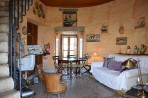 a living room with a couch and a table at Ha Mar ao Luar in Setúbal