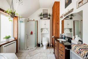 Un baño con ducha, lavabo e inodoro. en Charming Rustic Chalet on Lac Marie Louise, en Lac-Saint-Paul 48 fotos más