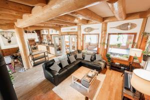 una sala de estar con un sofá y una mesa en Charming Rustic Chalet on Lac Marie Louise, en Lac-Saint-Paul