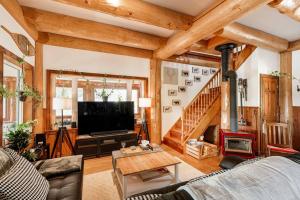 Una sala de estar con un sofá y una chimenea. en Charming Rustic Chalet on Lac Marie Louise, en Lac-Saint-Paul