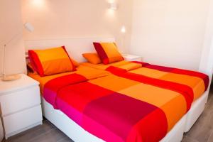 Cama o camas de una habitación en SeaHomes Vacations - Seafront Apt Fenals with PKG