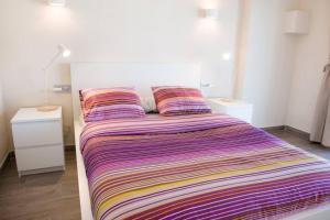 Cama o camas de una habitación en SeaHomes Vacations - Seafront Apt Fenals with PKG