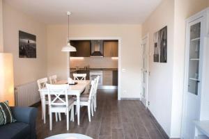 Una cocina o zona de cocina en SeaHomes Vacations - Seafront Apt Fenals with PKG