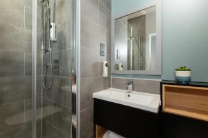 Ένα μπάνιο στο Holiday Inn - the niu, Loom Manchester North by IHG