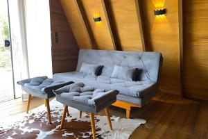Chalé dos Alpes 2 hidromassagem e Lareira的休息区