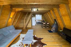 Chalé dos Alpes 2 hidromassagem e Lareira的休息区