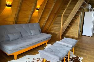Chalé dos Alpes 2 hidromassagem e Lareira的休息区
