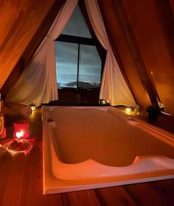 Chalé dos Alpes 2 hidromassagem e Lareira客房内的一张或多张床位