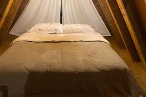 Chalé dos Alpes 2 hidromassagem e Lareira客房内的一张或多张床位