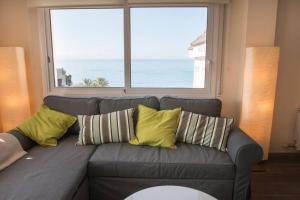 Zona de estar de SeaHomes Vacations - Seafront Apt Fenals with PKG
