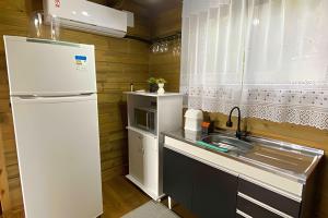 Chalé dos Alpes 2 hidromassagem e Lareira的厨房或小厨房