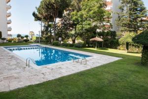 Piscina en o cerca de SeaHomes Vacations - Seafront Apt Fenals with PKG