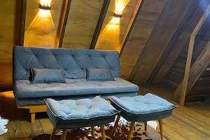 Chalé dos Alpes 2 hidromassagem e Lareira的休息区