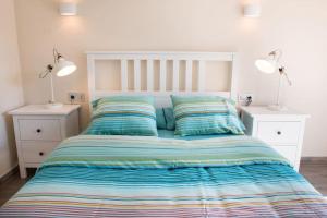 Cama o camas de una habitación en SeaHomes Vacations - Seafront Apt Fenals with PKG
