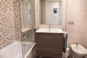 Un baño de SeaHomes Vacations - Seafront Apt Fenals with PKG