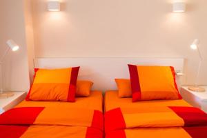 Cama o camas de una habitación en SeaHomes Vacations - Seafront Apt Fenals with PKG