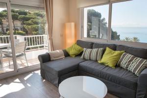 Zona de estar de SeaHomes Vacations - Seafront Apt Fenals with PKG
