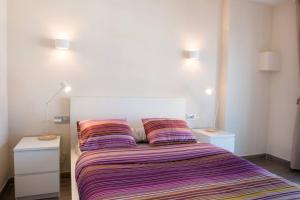 Cama o camas de una habitación en SeaHomes Vacations - Seafront Apt Fenals with PKG