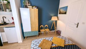 Кухня или мини-кухня в CHATEL - Centre Ville - 1 Lits - Canapé convertible - Chambre communicante - Parking Proche - Géré par PrestaZen'Services
