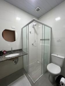 Un baño con ducha, inodoro y lavabo. en Suíte com BWC PRIVATIVO Com AR Ao Lado da Vila Germânica Oktoberfest, en Blumenau