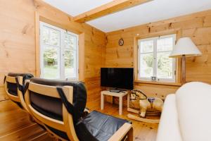 Televízia a/alebo spoločenská miestnosť v ubytovaní Forest View Cottage