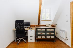 Televízia a/alebo spoločenská miestnosť v ubytovaní Forest View Cottage