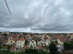 Γενική άποψη της πόλης Enghien-les-Bains ή θέα της πόλης από  αυτό το διαμέρισμα