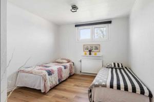Postel nebo postele na pokoji v ubytování Apartments Smålandsstenar