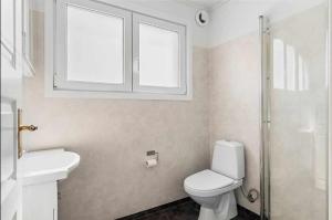 Koupelna v ubytování Apartments Smålandsstenar + 22 fotografií