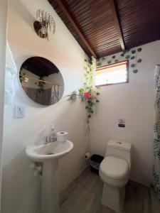 a bathroom with a sink and a toilet and a mirror at Excepcional Casa Privada para Familias y Grupos - Excelente Ubicación in Medellín