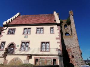 Ferienwohnung Apartment Fewo Alojamiento Casa Demy في بابينهاوزن: مبنى قديم ذو برج وسماء زرقاء