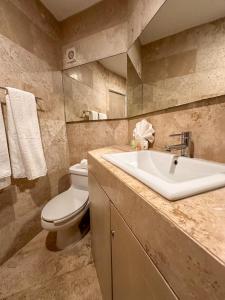 un bagno con un water bianco e un lavandino di Hotelito del Mar Playa del Carmen a Playa del Carmen