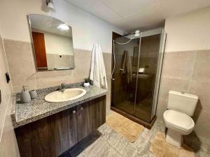 a bathroom with a toilet and a sink and a shower at Departamento en la mejor zona de Sopocachi in La Paz +5 photos