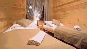 普日维兹Camping Przywidz - Mała Szwajcaria的小木屋内一间卧室,配有两张床