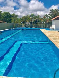 Bazén v ubytování Casa condomínio com piscina nebo v jeho okolí