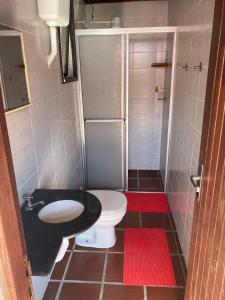 Koupelna v ubytování Casa condomínio com piscina