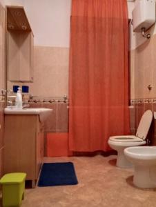 a bathroom with a toilet and a sink and a shower at La Corte dei Morra in Venafro