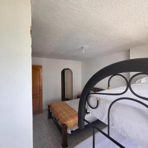 RodaderoEdificio MARBAGUERI的房间里有一张床的卧室