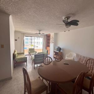 RodaderoEdificio MARBAGUERI的带桌椅的客厅