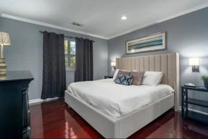 une chambre avec un lit blanc et une fenêtre dans l'établissement Chic Condo Retreat Private Bliss n Birmingham, à Birmingham