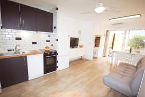 Η κουζίνα ή μικρή κουζίνα στο T2 Rez de jardin accès direct plage +22 φωτογραφίες