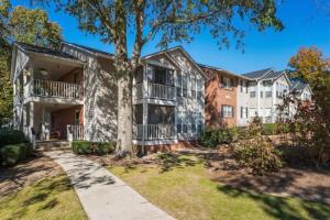 - une vue sur l'extérieur d'une maison avec un arbre dans l'établissement Chic Condo Retreat Private Bliss n Birmingham, à Birmingham