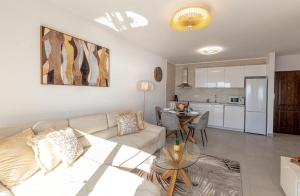 Kuchyňa alebo kuchynka v ubytovaní Sunset Bay Apt By Dream Homes Tenerife