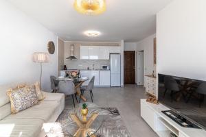 Kuchyňa alebo kuchynka v ubytovaní Sunset Bay Apt By Dream Homes Tenerife