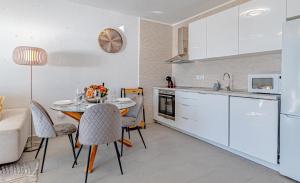 Kuchyňa alebo kuchynka v ubytovaní Sunset Bay Apt By Dream Homes Tenerife