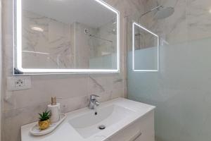 Kúpeľňa v ubytovaní Sunset Bay Apt By Dream Homes Tenerife
