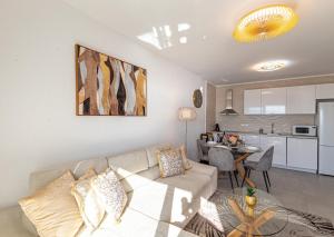 Kuchyňa alebo kuchynka v ubytovaní Sunset Bay Apt By Dream Homes Tenerife