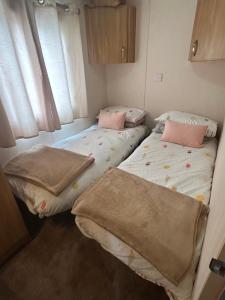 Katil atau katil-katil dalam bilik di Heacham Beach Riverside 10 +2 gambar