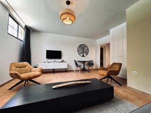 een woonkamer met 2 stoelen en een tafel bij Villa Casa Senna in Corralejo